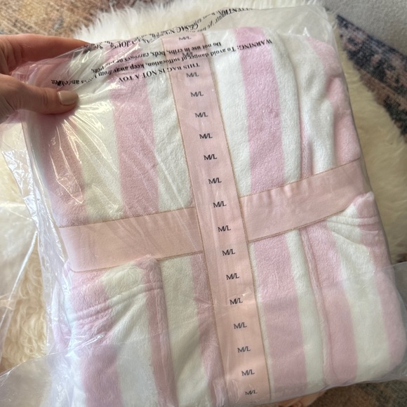NWT Victoria's Secret Pink & White Striped Plush Robe and Slippers Set - Picture 10 of 10